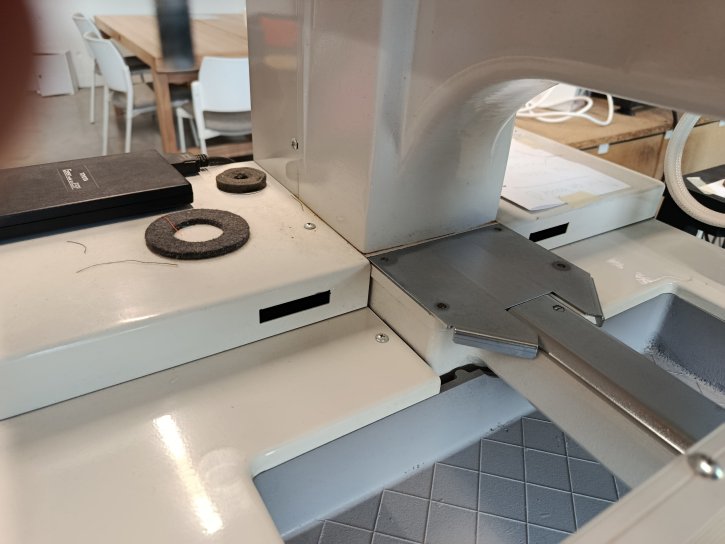 les fentes sur la brodeuse pour ins&eacute;rer le plateau