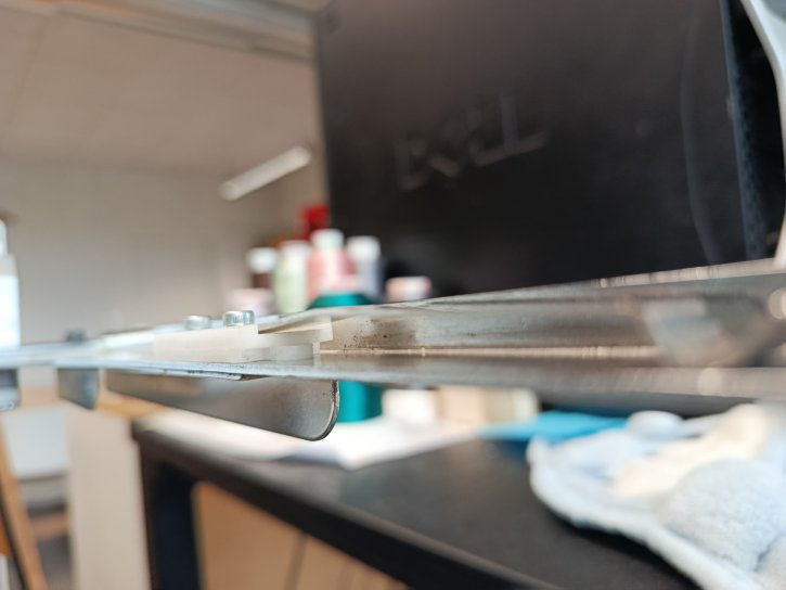 d&eacute;trompeur sur le bras de droite