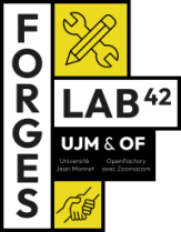 Logo du fablab Forges Lab 42. Il repr&eacute;sente l'entraide et la cr&eacute;ativit&eacute; via des pictogrammes. Il pr&eacute;cise aussi que le fablab est cog&eacute;r&eacute; entre l'association Zoomacom et l'universit&eacute; Jean Monnet &agrave; Saint Etienne
