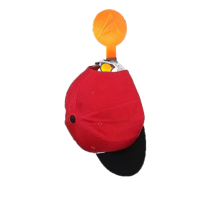 support de casquette de couleur orange avec une casquette rouge 