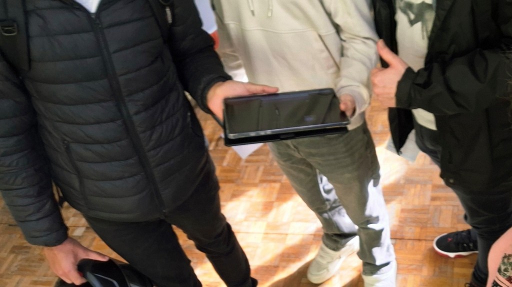 3 etudiants autour d'une tablette num&eacute;rique