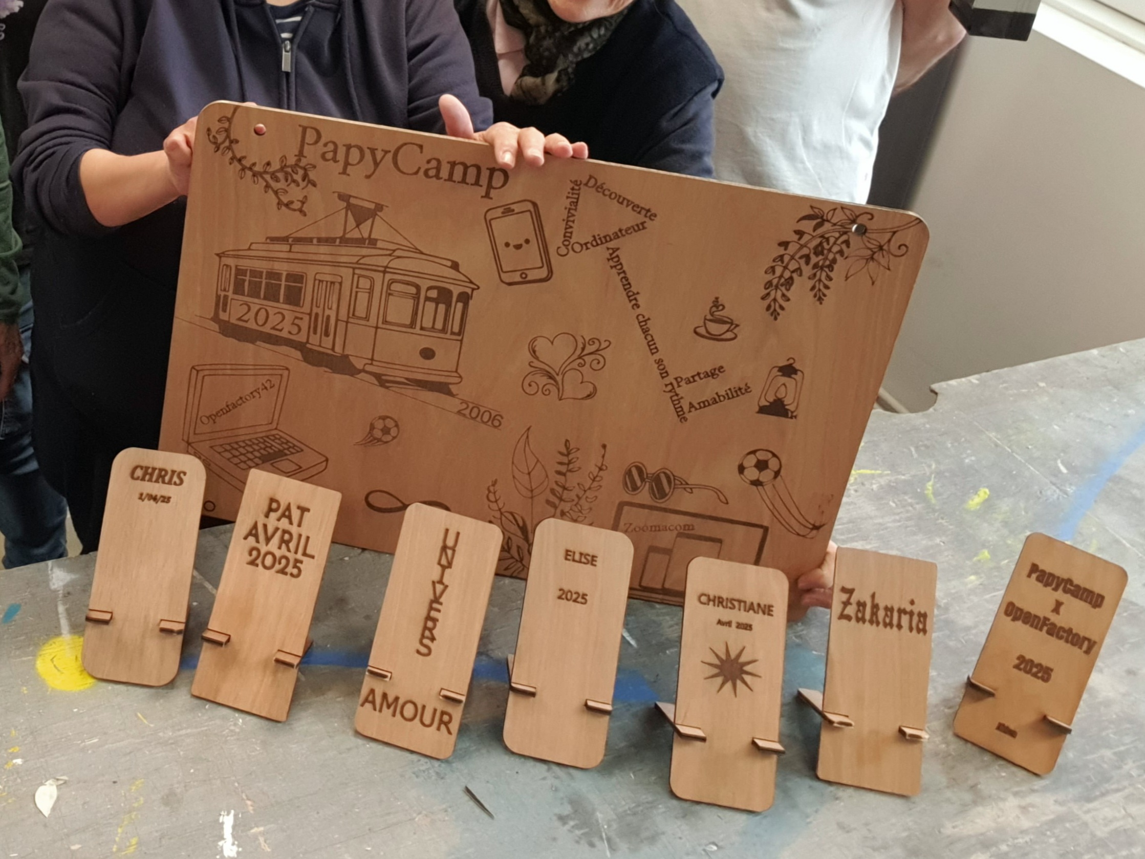 Supports smartphones en bois réalisés par les participants du Papycamp